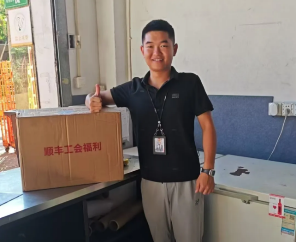 e鄉正能量！從西裝少年到順豐店經理——00后新市民歐陽鑫鑫的北侖“狂飆”路