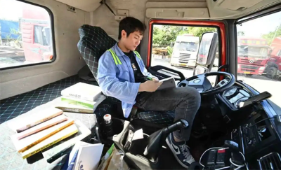 4平方米駕駛室，北侖28歲集卡司機，5年讀完400多本書，獲新華社關注！
